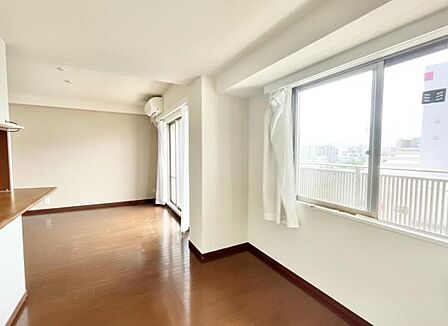 ここにはみんなが集い、食事と楽しい会話が始まる。話に夢中になりすぎて、ついつい時を忘れてしまう。そんな束の間の幸せを感じさせてくれる場所。