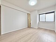 木目のフローリングが暖かみのある室内に。明るい寝室で心地のいい朝を迎えられそう。