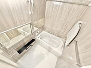 限られた空間を広く見せるワイドミラーを採用したバスルーム。毎日の疲れを癒やすバスタイムを♪