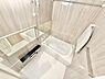 浴室：限られた空間を広く見せるワイドミラーを採用したバスルーム。毎日の疲れを癒やすバスタイムを♪
