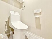 節水型でエコなトイレには、今では当たり前のウォシュレット付き。便座を温める機能付き！