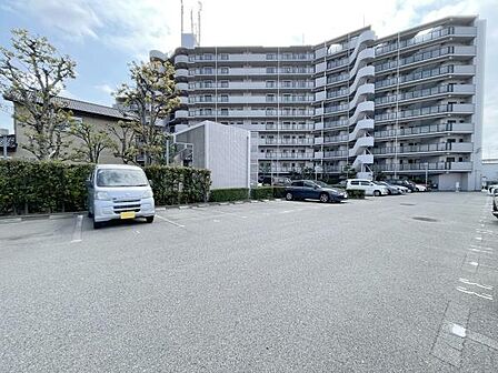 お車の出し入れも楽々ですね♪現地駐車場部分になります！駐車場空有です！