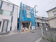 低層の一戸建てを中心とした街並みが整然と続き、周辺は高い建物が建っていないので、採光や開放性に恵まれる環境です。