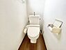 トイレ：窓があるので、換気しやすく匂いもこもりません♪暗くなりがちなトイレも明るいですよ♪