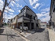 低層の一戸建てを中心とした街並みが整然と続き、周辺は高い建物が建っていないので、採光や開放性に恵まれる環境です。