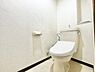 トイレ：清潔感のあるトイレです！タオルフォルダーも付いておりそのまま手洗いもできます。