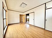 大きな窓からたっぷりの日差しが降り注ぐ明るい室内です。