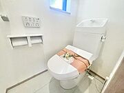 清潔感のある広々トイレです♪節水型でエコなトイレには、今では当たり前のウォシュレット付き。便座を温める機能付き！