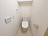 トイレ：清潔感のあるトイレです！タオルフォルダーも付いておりそのまま手洗いもできます。