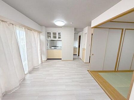 10.3帖のリビングダイニング。リビングは家族のオアシスへ毎日家族が笑顔で生活する空間であるリビング。