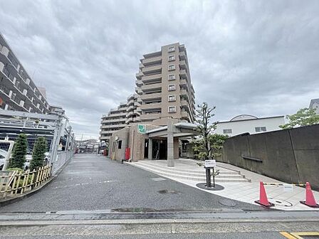 周辺には、コンビニやスーパーなどの生活に便利な施設が揃っております♪