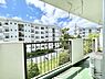 バルコニー：太陽の光と爽やかな風を受けたお洗濯物はあっという間に乾き、取りこむ時には太陽の匂いを感じられそうですね♪