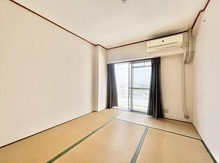 大きな窓からたっぷりの日差しが降り注ぐ明るい室内です。気持ちの良い朝日を受けて、目覚めの良い健康的な朝を迎えられそうです。