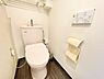 トイレ：節水型でエコなトイレには、今では当たり前のウォシュレット付き。便座を温める機能付き！タオルフォルダーも付いておりそのまま手洗いもできます。