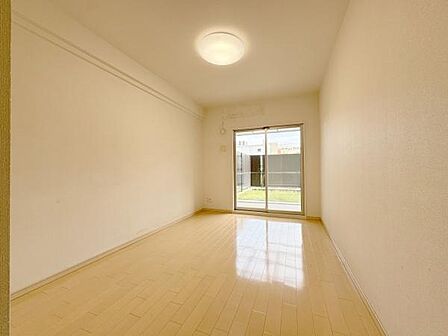 木目のフローリングが暖かみのある室内に。明るい寝室で心地のいい朝を迎えられそう。