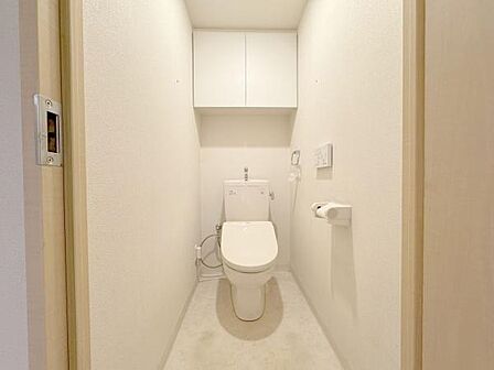 節水型でエコなトイレには、今では当たり前のウォシュレット付き。便座を温める機能付き!
