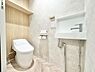 トイレ：節水型でエコなトイレには、今では当たり前のウォシュレット付き。便座を温める機能付き！便利な手洗台付き！