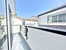 バルコニー：太陽の光と爽やかな風を受けたお洗濯物はあっという間に乾き、取りこむ時には太陽の匂いを感じられそうですね♪