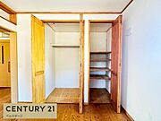 各部屋に大容量の収納があり便利です
