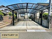 ゆとりある配置の駐車スペース