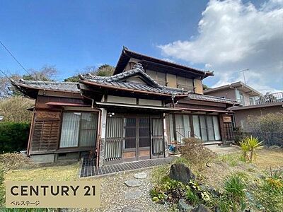 外観：趣のある瓦屋根と格子戸が印象的な和風の外観。落ち着いた佇まいと歴史を感じさせる意匠が魅力で、昔ながらの日本家屋らしい風情を楽しめる住まいです。