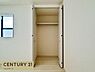 収納：棚付きの収納で色々な物を収納可能