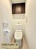 トイレ：トイレは落ち着いた色合いでまとめられ、ゆったりと利用できる空間。窓が設けられているため自然光を取り込め、換気にも配慮された使いやすいトイレです。