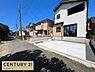 その他：静かな住宅街の一角に建つ白と木目調のコントラストが美しい新築住宅、青空に映える爽やかな外観と広々とした前面道路で、開放感あふれる住環境です！