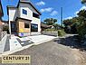 その他：周囲の緑と青空に映える白と木目調のコントラストが美しい新築住宅、ゆったりとした前面道路と使いやすい駐車スペースを備え、静かで落ち着いた暮らしが叶う住まいです！
