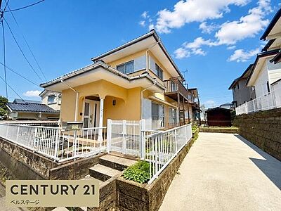 外観:明るい外観が印象的な2階建て住宅。玄関まわりにはゆとりがあり、白いフェンスに囲まれたアプローチも魅力です。敷地内には駐車スペースも確保され、毎日の暮らしや来客時にも使いやすい住まいです。 外観:明るい外観が印象的な2階建て住宅。玄関まわりにはゆとりがあり、白いフェンスに囲まれたアプローチも魅力です。敷地内には駐車スペースも確保され、毎日の暮らしや来客時にも使いやすい住まいです。