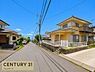 その他：敷地前にはゆったりとした道路が通り、車の出し入れもスムーズに行いやすい立地。周囲の建物との間にも適度なゆとりがあり、圧迫感を感じにくいのがポイントです。落ち着いた住宅街で快適な暮らしを始められます。