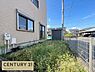 その他：住まいの前には緑を楽しめるゆとりある庭を確保。芝生と植栽が彩る開放的な空間で、季節の変化を感じながらガーデニングや家族との時間を楽しめます。玄関まわりもすっきり整えられています。
