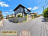 その他：建物前には見通しの良い道路が広がり、周辺の街並みまで確認できる立地です。道路幅や接道の様子も写真で確認でき、実際の暮らしをイメージしやすい現地写真です。