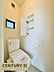 トイレ：清潔感あふれる真っ白なトイレ空間です！温水洗浄便座を完備し、収納棚付きでトイレットペーパーもすっきり整理整頓できます。明るく快適な毎日の暮らしをしっかりサポートしてくれますよ！