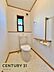 トイレ：明るく清潔感のあるトイレは、窓から自然光が入り心地よい空間。手すりも備わっており、使いやすさに配慮された設計です。落ち着いて快適に利用できます。