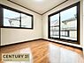 洋室：大きな窓からあたたかな陽光がたっぷり差し込む明るい洋室！心地よい風が通り抜けて毎日を気持ちよく過ごせます！木の温もりを感じる落ち着いた空間で、寝室やワークスペースにもピッタリです！
