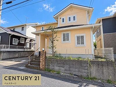 外観：明るいクリーム色の柔らかな印象の外観が印象的な住まい。シンプルながら存在感のあるデザインで、毎日帰るのが楽しみになる住まいです。広々とした駐車スペースも魅力です。