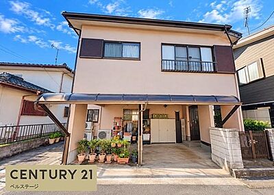 外観:明るい外観が印象的な住まい。広々としたカーポートは雨の日の乗り降りにも便利で、並列3台駐車可能なゆとりも魅力。植栽を楽しみながら、家族を迎えられる住まいです。 外観:明るい外観が印象的な住まい。広々としたカーポートは雨の日の乗り降りにも便利で、並列3台駐車可能なゆとりも魅力。植栽を楽しみながら、家族を迎えられる住まいです。