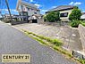 駐車場：敷地内にゆったりとした駐車スペースを備えており、複数台の所有やご家族・ご友人などの来客時にも余裕をもって対応できます。愛車の出し入れが快適で、安心とゆとりをもたらします。