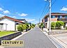 その他：周囲は落ち着いた住宅街で、比較的見通しのよい道路が住まいの前に広がっています。車での出入りや日々のお出かけにも便利な立地。周辺は自然を感じられ、街並みを感じながら穏やかな暮らしを楽しめる住環境です。
