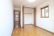 2階洋室約5帖です