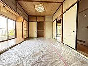 1F北側6帖和室、押入付きです。隣接する廊下にも収納スペースがあります。※AI加工にて残置物の一部を消去しています。