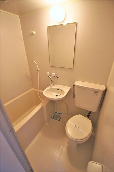 画像13:浴室には洗面台と鏡があって使い勝手良好です。