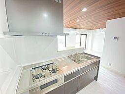[キッチン] キッチン設備も日々進化しています。油汚れが簡単に拭き取れる新素材で加工された天板や、シンクの流水音を軽減する特殊加工などなど、充実の設備が満載です。