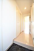 玄関から見たお部屋、ダウンライトがあり足元が明るくなっております。