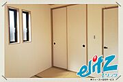 【1階　和室　4.5帖】小さくても畳のお部屋は日本人として落ち着けるスペースですね。縁側に面しているので、午後のひと時をお茶を飲みながらのんびり過ごすのも粋なものです