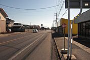 街道沿いでアクセス良好。バス停もあります。