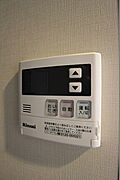 温度調整・追い焚きなどの操作が出来る給湯器です。