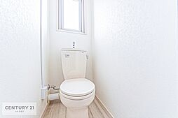 [トイレ] 白を基調としたお手入れしやすい清潔感のあるトイレです！小窓が付いているので換気が出来て嫌な臭いを追い出すことができ、居心地よいトイレを保ってくれますね！トイレの蓋は入居時までについてきます