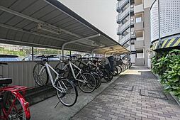 [その他] 駐輪場。屋根付きなので雨風から大切な自転車を守ってくれます。